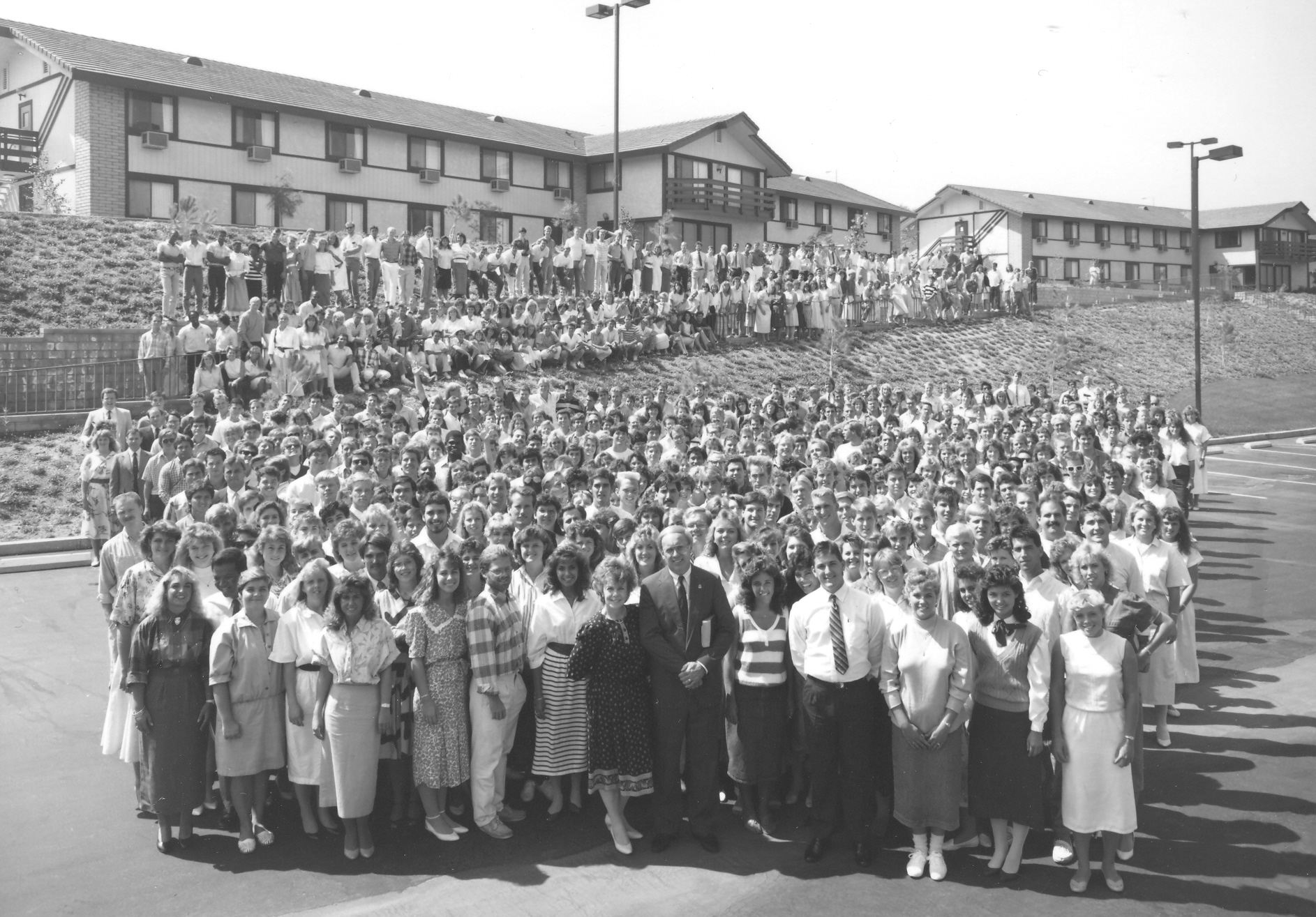 Photo 11 DR & MRS MACARTHUR WITH 1987 STUDENT BODY.jpg